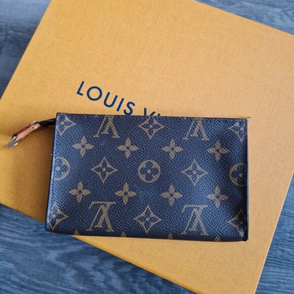 Louis Vuitton small pouch - Picture 1 of 3